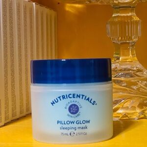 Nutrientcials Pillow Glow Sleeping Mask - Blue and White